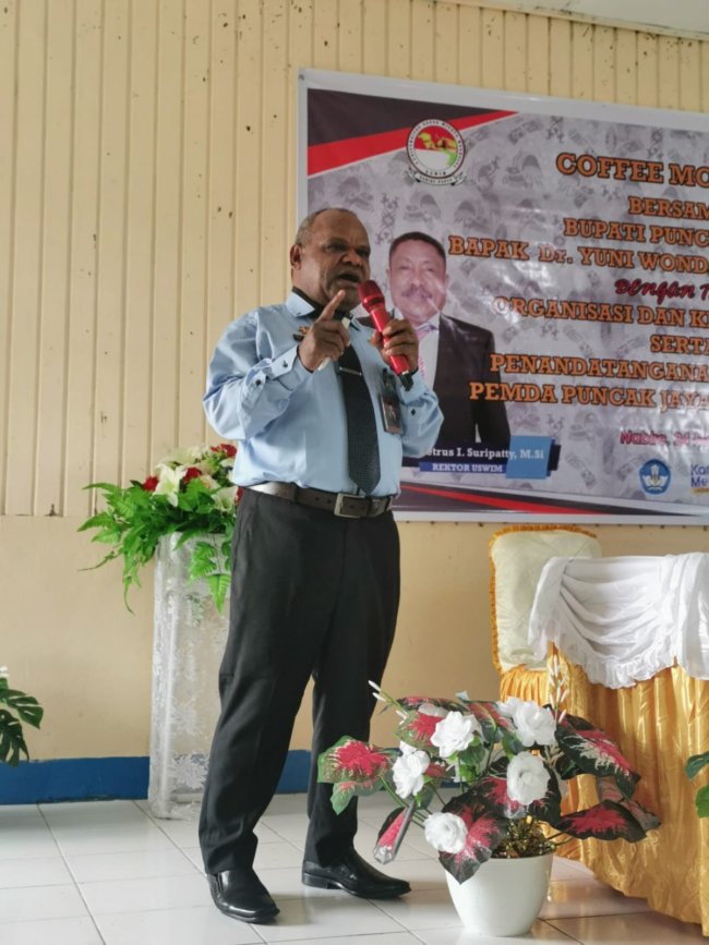 Bupati Puncak Jaya Goes To Campus, Berbagi Kisah Suksesnya di Kampus Uswim Nabire