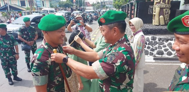 Korem 172/Pwy Gelar Tradisi Penyambutan Pejabat Baru Kolonel Inf Joe Sembiring dan Istri
