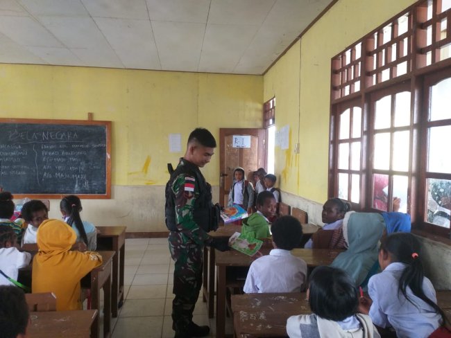Peduli Pendidikan Anak Papua, Satgas Yonif 113/JS Bantu Mengajar di SDN Waghete