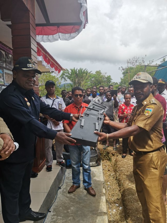 Resmikan 19 Proyek Pembangunan Distrik Fawi, Bupati Yuni Minta Kepercayaan Masyarakat ke Pemerintah Dijaga