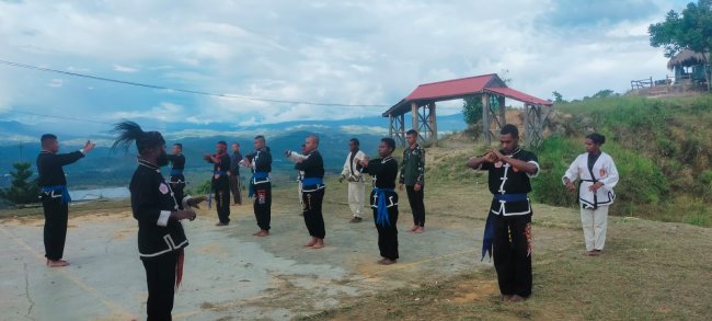 Pemuda di Nduga Papua Diajari Pencak Silat oleh TNI 