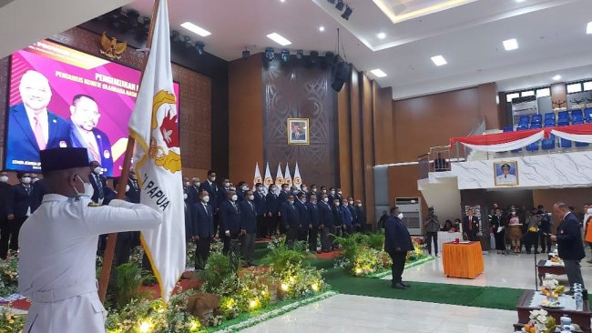 Marciano Norman Lantik dan Kukuhkan Pengurus KONI Papua Periode 2022 - 2026