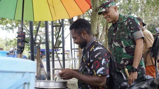 Terkesan dengan Kegigihan Penjual Cilok Pemuda Asli Papua, Danrem JO Janjikan Ini