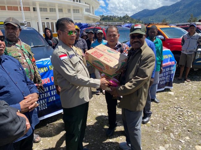Pemprov Papua Salurkan 1,2 Ton Sembako Kepada Korban Embun Beku Kuyawage