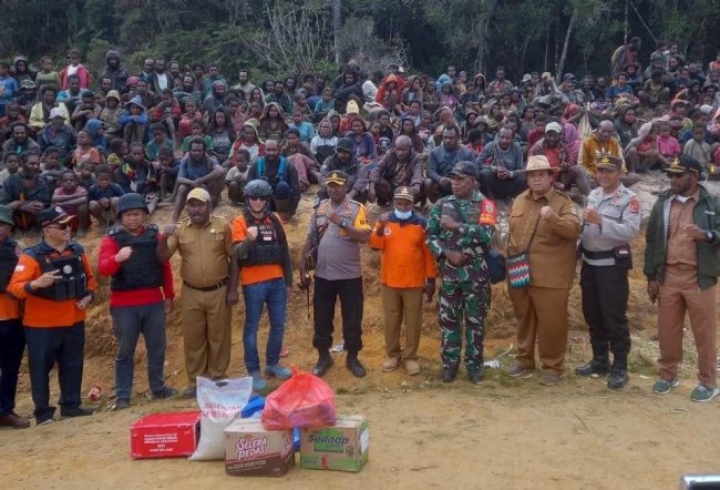 Kodim Jayawijaya Bantu Pengawalan Pendistribusian Logistik Korban Bencana Alam di Kuyawage