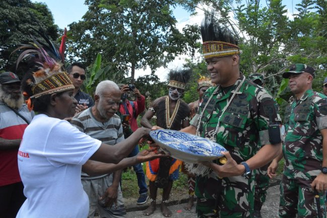 Danrem JO Diangkat Sebagai Anak Adat Papua oleh Masyarakat Kampung Workwana Keerom