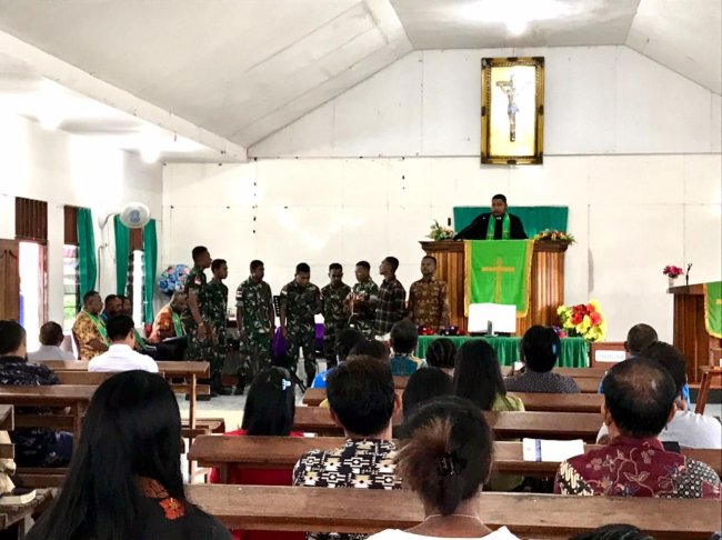 Lantunan Lagu Pujian Dibawakan Vokal Grup Babinsa Kenyam saat Ibadah Minggu