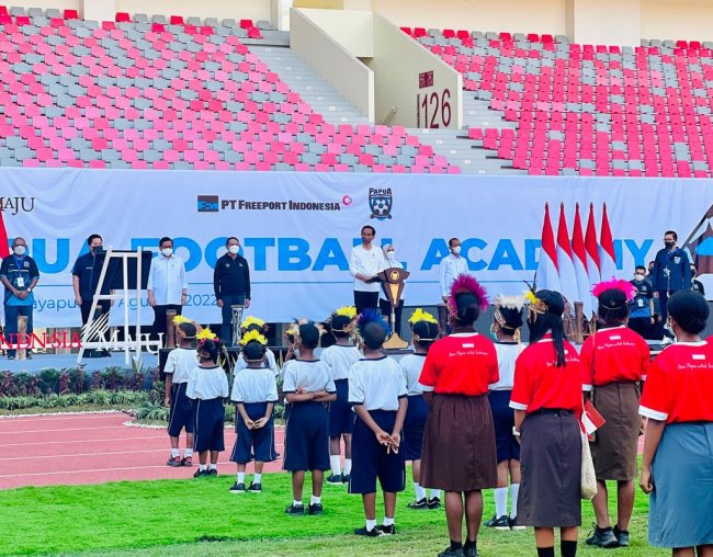 Jokowi Tegaskan Talenta Muda Rekrutan Papua Footbal Academy Tetap Sekolah Formal