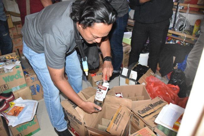 Puluhan Botol Miras Bermerek Diduga Ilegal, Disita dari Tempat Hiburan Malam di Jayapura