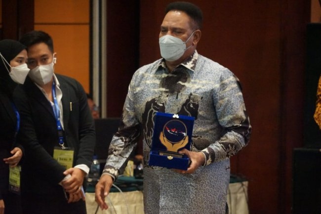 Gebernur Waterpauw Raih Penghargaan dari Menteri Koordinator Bidang Perekonomian 