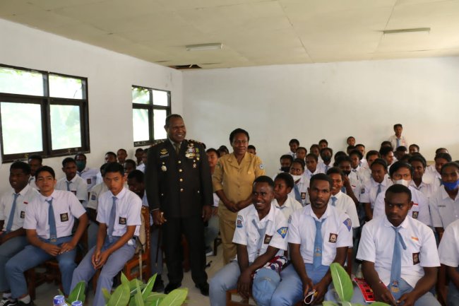 Dandim 1702/Jayawijaya Berikan Materi Wasbang di SMA YPPK Santo Thomas Wamena