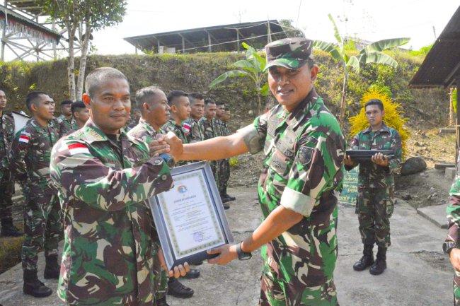 Berhasil Lakukan Ini, Satgas Pamtas Yonif 711/Rks dan 126/KC Terima Penghargaan Danrem 172/PWY