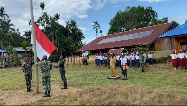 Personil Kodim Yahukimo Gelar Upacara Bendera Pertama Kalinya di Sekolah Satu Atap Distrik Iwur  
