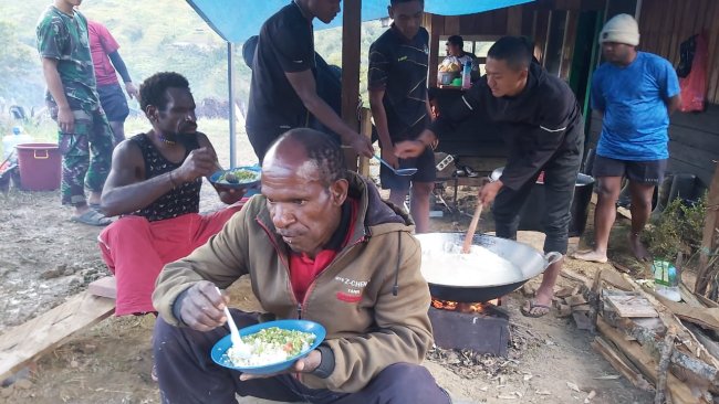 Momen Makan Bersama, Jalin Kebersamaan Personil Satgas TMMD Kodim Jayawijaya Bersama Masyarakat