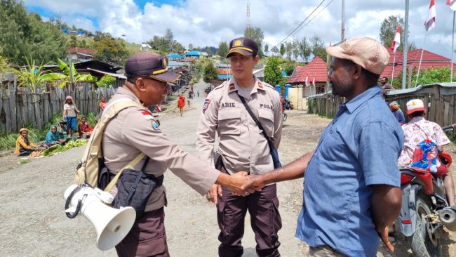 Binmas Noken Ops Damai Cartenz Berikan Himbauan Kamtibmas di Intan Jaya