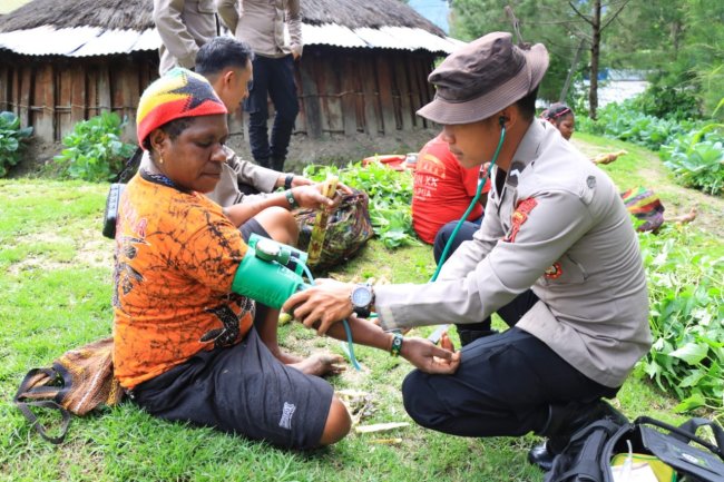 Berjalan Kaki Guna Berikan Pelayanan Kesehatan Gratis Kepada Masyarakat