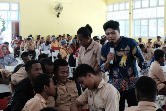 Telkomsel dan BNNP Papua Gelar Pelatihan Video dan Sosialisasi Anti Narkoba di SMKN 3 Jayapura