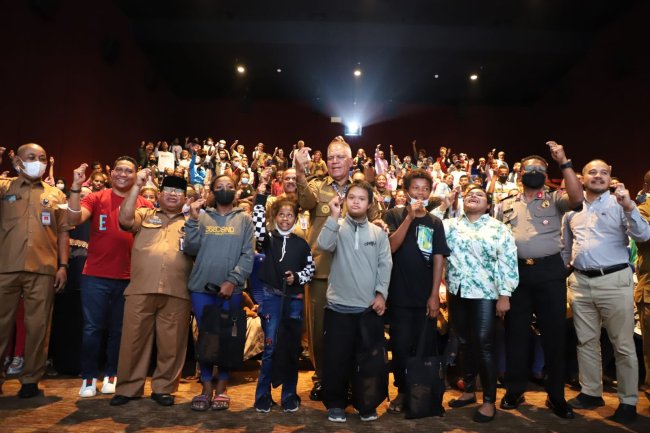 Berikan Motivasi kepada Anak-Anak Tetap Sekolah, Gubernur Waterpauw: Ajak Nobar Film Tegar