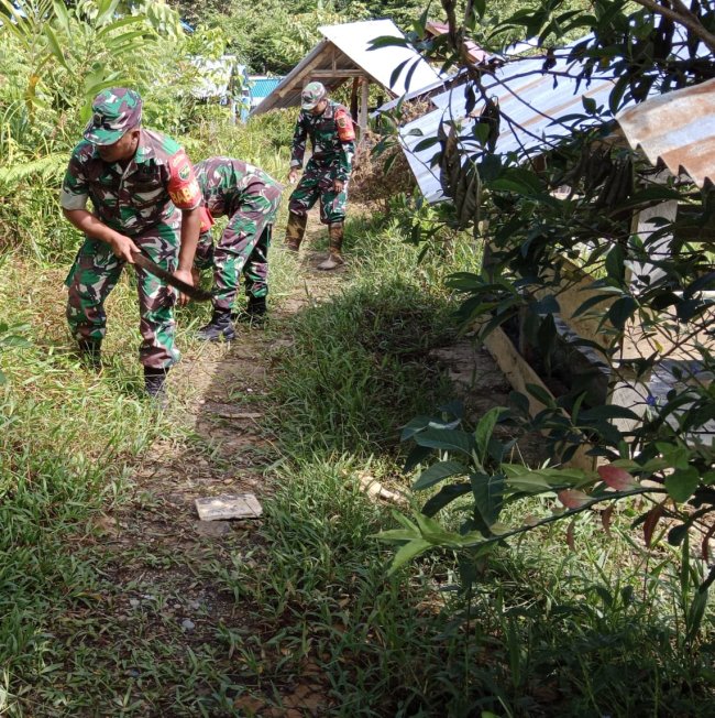 Peringati Hari Juang TNI AD, Kodim Yahukimo Bersihkan TPU Bersama Masyarakat