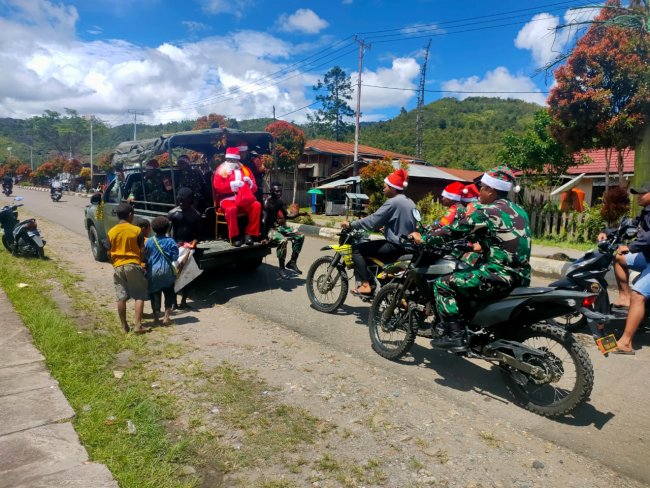 Pawai Sinterklas Koramil Oksibil, Bagikan 100 Bingkisan Natal untuk Anak anak