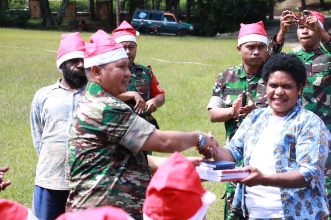 Kodim 1702/JWY dan Satgas Mandala Berbagi Sukacita Natal ke Panti Asuhan Izinmo