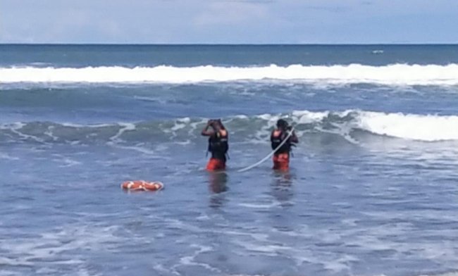Asyik Berenang, Dua Warga Terseret Ombak di Pantai Holtekamp Jayapura