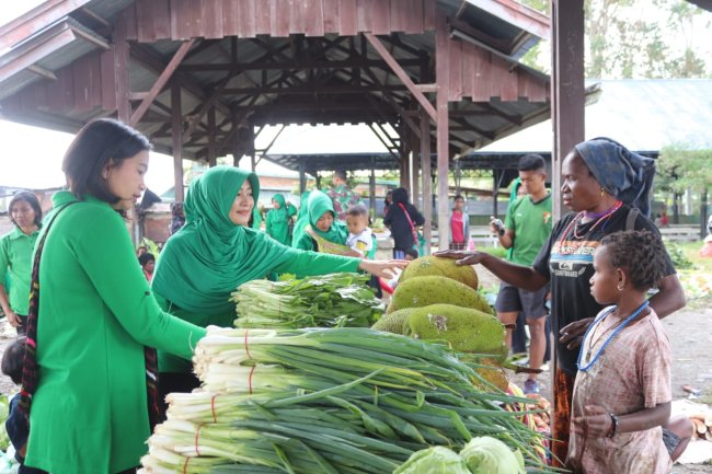 Bertepatan Hari Ibu, Persit Yonif 756/WMS Serbu Pasar Tradisional Mama Papua 