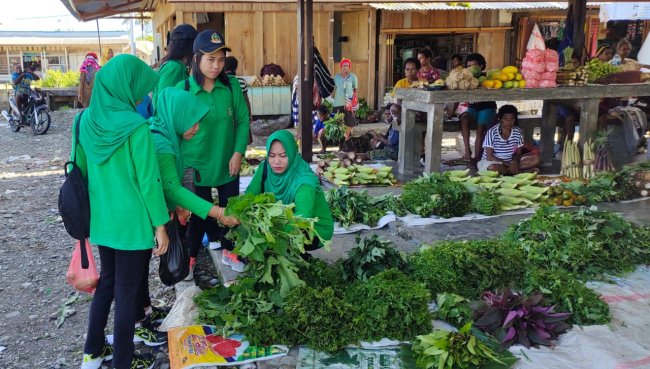 Mama Papua di Dekai Senang, Dagangan Mereka Diborong Persit 1715/Yahukimo