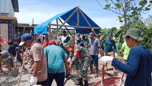 Jalin Kebersamaan dengan Masyarakat, Personil Kodim Yahukimo Bantu Pengecoran Masjid