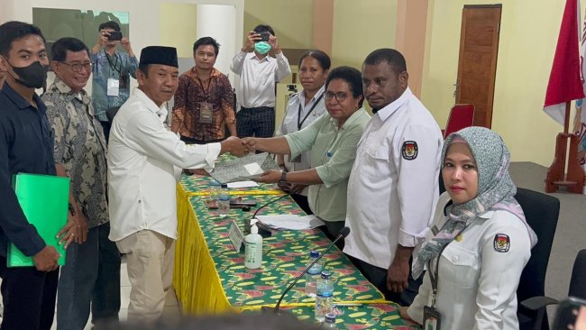 Dua Bacalon Anggota DPD RI Serahkan Persyaratan Minimal Dukungan Suara ke KPU Papua