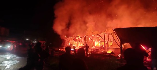 Diduga Kompor Meledak, Tujuh Petak Kios di Sentani Jayapura Ludes Terbakar