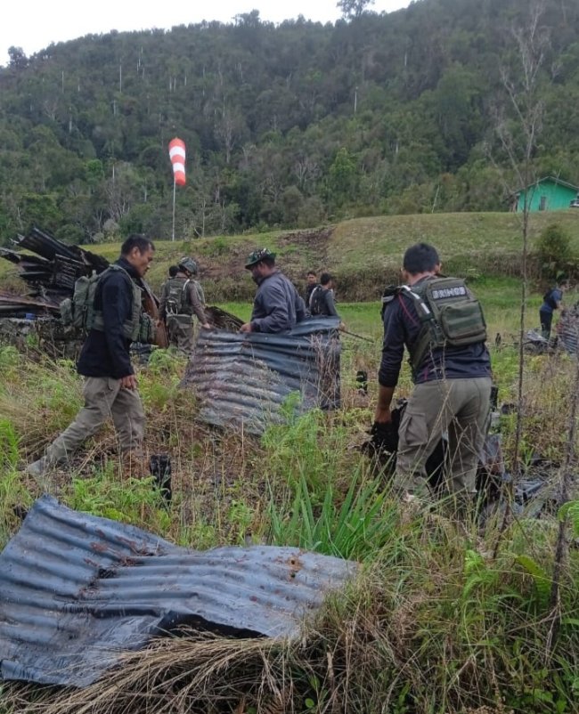 TNI Polri, Pemda dan Masyarakat Bergotong Royong Bangun Kembali Distrik Kiwirok