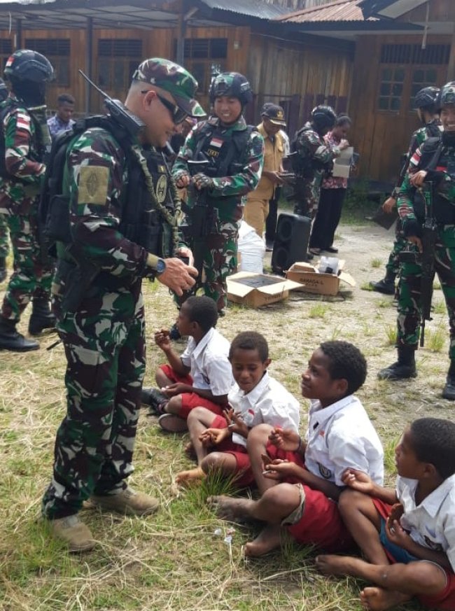 TNI Lakukan Trauma Healing Kepada Warga Khususnya Anak-Anak Pasca Aksi Teror di Pegubin