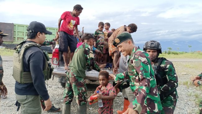 Teror KST di Paro Nduga, Puluhan Warga Mengungsi Dibantu Tim Gabungan TNI Polri