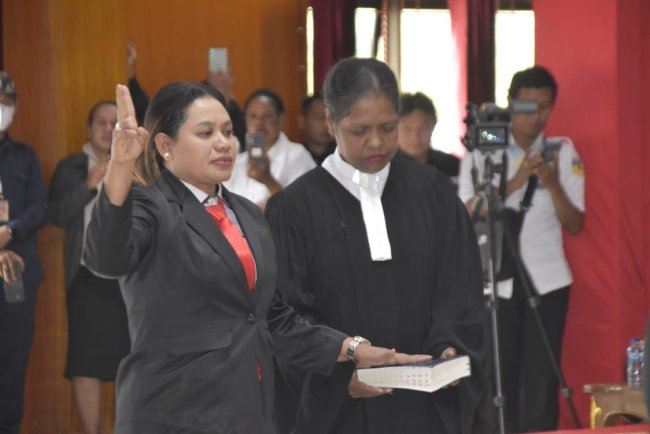 Yubelina Enumbi Dilantik Sebagai Penjabat Sekda Kabupaten Puncak Jaya