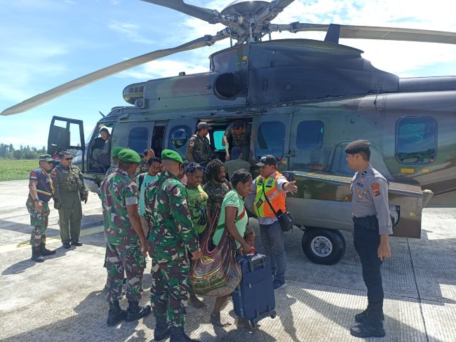 Tim Gabungan TNI Polri Evakuasi Warga Alama Nduga, yang Diteror Kelompok Egianus Kogoya 