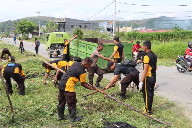 Peringati Hari Peduli Sampah Nasional, Polres Jayapura Gelar Aksi Pembersihan Jalan