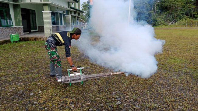 Cegah Malaria dan DBD, Kodim Yahukimo Lakukan Fogging Perkantoran dan Perumahan