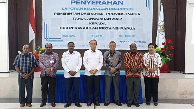 Pj Bupati Puncak Jaya Serahkan LKPD Unaudited TA 2022 ke BPK Papua