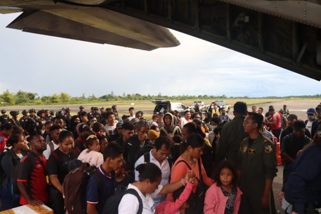 Tak Ada Penerbangan Komersil, Ratusan Warga Yahukimo Gunakan Hercules ke Jayapura