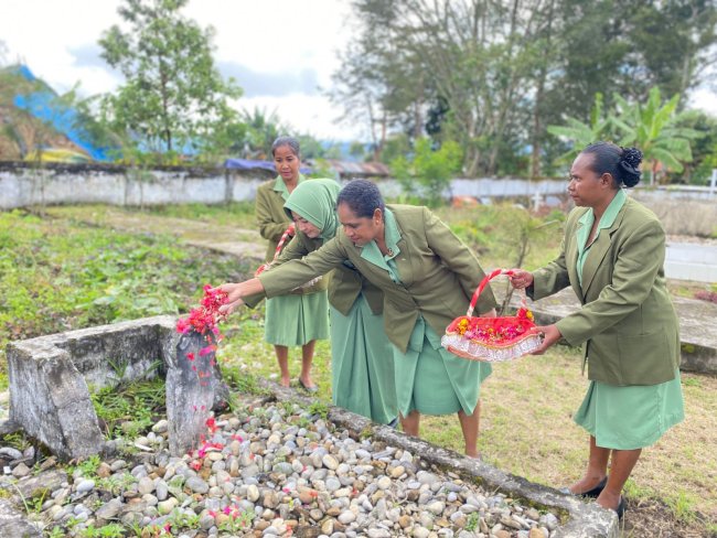 Peringati HUT Persit ke- 77, Persit Kodim Jayawijaya Berziarah ke Taman Makam Pahlawan