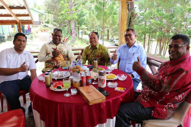 Berikan Contoh Toleransi, Dandim Jayawijaya Silaturahmi ke Forkopimda dan Anggota Kodim yang Merayakan Lebaran