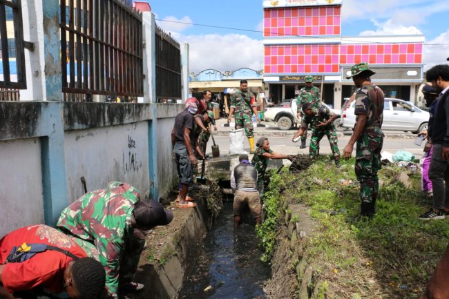 Peduli Lingkungan Sekitar, Personil Kodim Jayawijaya Ajak Masyarakat Bersihkan Jalan