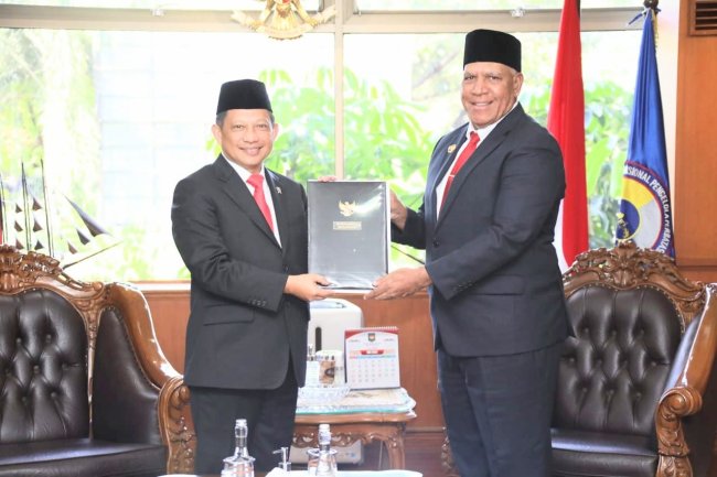 Sah, Gubernur Waterpauw Terima SK Kembali Pimpin Papua Barat