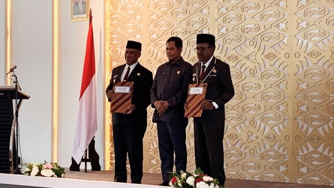 Plh Gubernur Papua Serahkan SK Perpanjangan Jabatan Pj Wali Kota Jayapura dan Bupati Sarmi