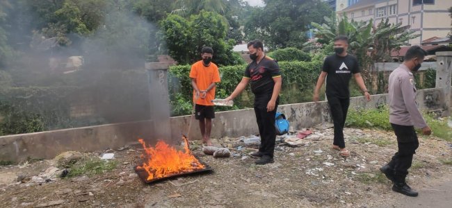 Polisi Bersama Tersangka Musnahkan Barang Bukti Ganja Seberat 2,3 Kg di Jayapura