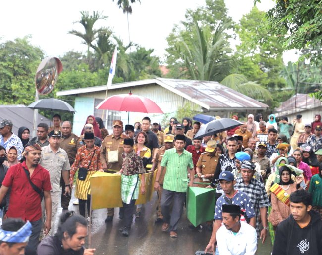 Ribuan Warga KKST Mengukuhkan Gubernur Waterpauw Sebagai Sesepuh