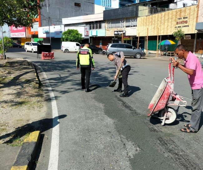 Respon Cepat Satlantas Polresta Jayapura Tangani Tumpahan Oli di Jalan Raya 