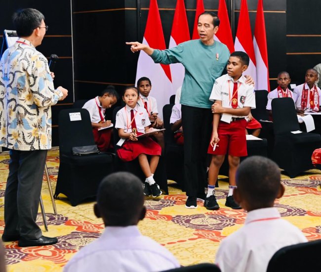 Berjumpa Pelajar Papua, Presiden Jokowi Berikan Kuis Matematika Berhadiah Sepeda