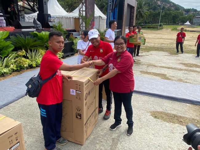 Peserta Fun Walk Hut Kemerdekaan RI di Jayapura Membludak, Panitia Kewalahan Bagi Doorprize